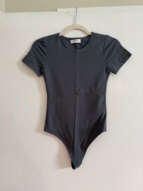 Aritzia Babaton Contour Crew Short Sleeve Bodysuit